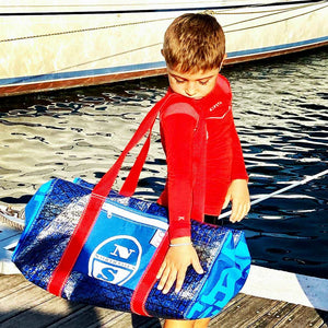 DUFFEL BAG BRAVO MEDIUM, TECHNORA, made from recycled sails by JM Sails and Bags presented by model