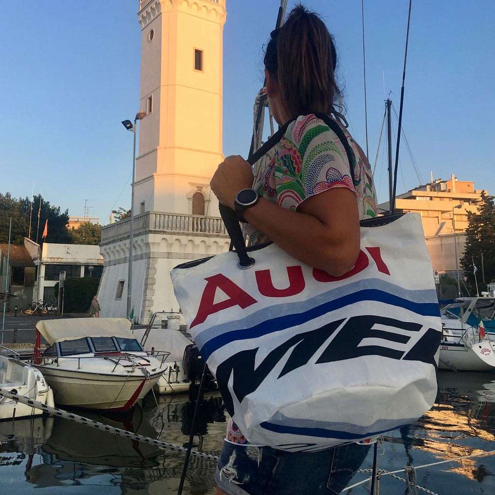 
                  
                    Shoulder bag, Lima large. recycled sails handmade by J-M Sails and Bags, size model
                  
                