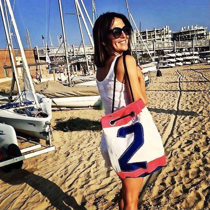 
            
                Load image into Gallery viewer, Bucket bag India, White with model J-M Sails and Bags
            
        