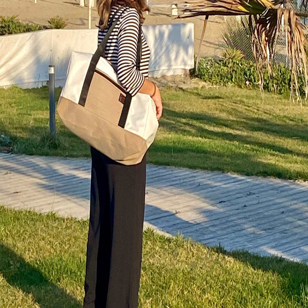 DUFFEL BAG BRAVO MEDIUM, white beige presented by model JM Sails and bags
