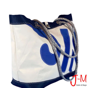 
            
                Load image into Gallery viewer, Shopping tote Delta, white dacron / navy blue handmade by J-M Sails and Bags, 45°
            
        