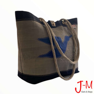 
            
                Load image into Gallery viewer, Shopping tote Delta, grey3Di / navy blue handmade in Italy by jmsailsandbags.com . 45°
            
        