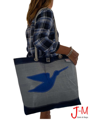 
            
                Charger l&amp;#39;image dans la galerie, Shopping tote Delta, grey3Di / navy blue handmade in Italy by jmsailsandbags.com . size model
            
        