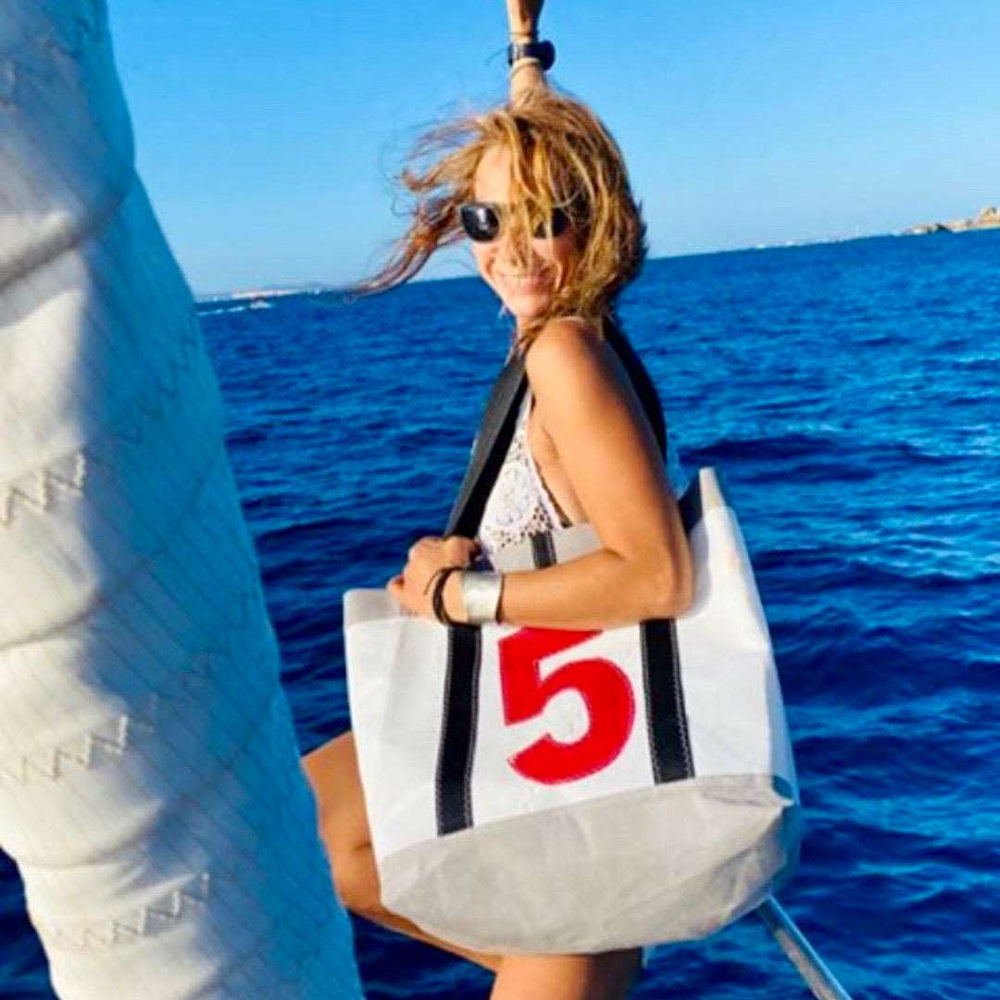
                  
                    Shopping tote Mike, recycled sail / canvas, handmade in Italy by J-M Sails and Bags. Live model
                  
                