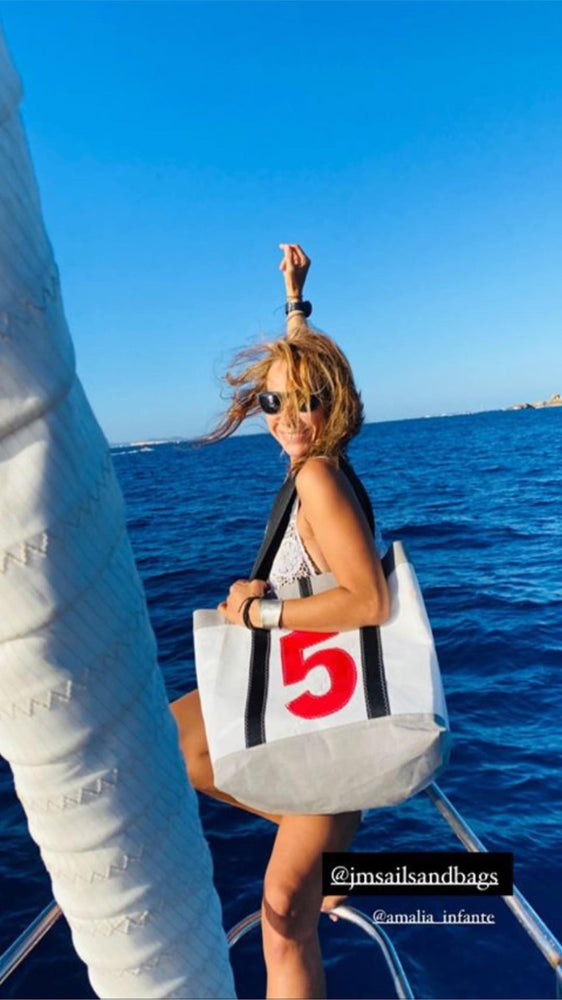 
            
                Load image into Gallery viewer, Tote bag Mike, white and grey, with model J-M Sails and Bags
            
        