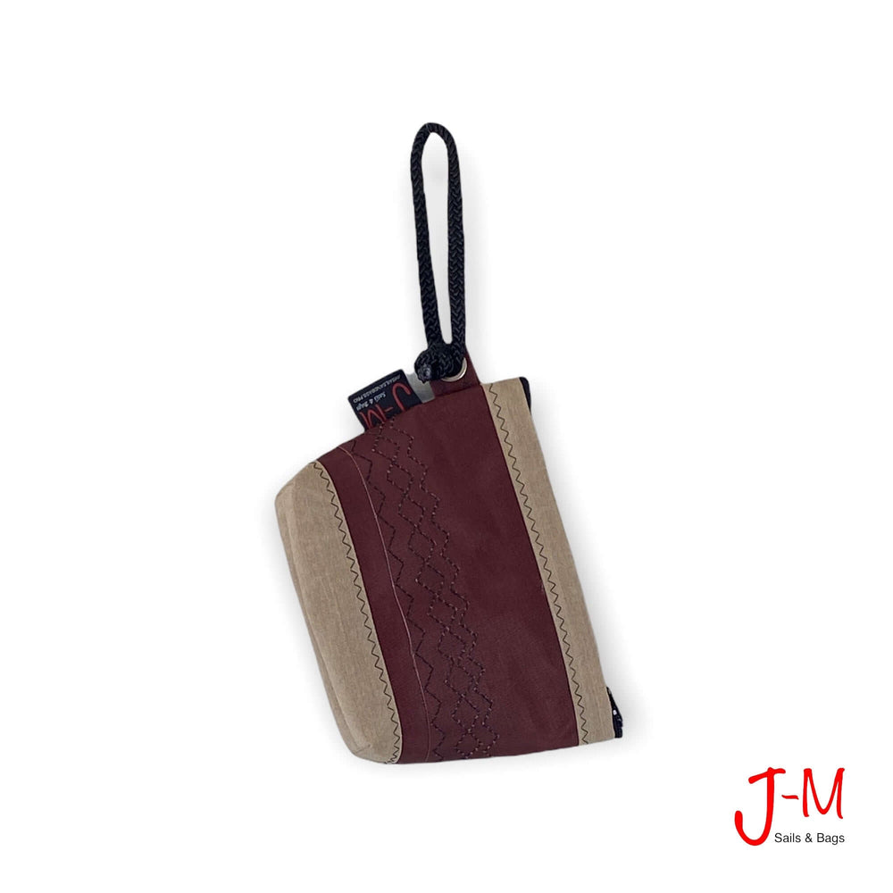 
                  
                    POUCH HOTEL, BORDEAUX DACRON / BEIGE handmade in Italy by J-M Sails and Bags hang front side
                  
                