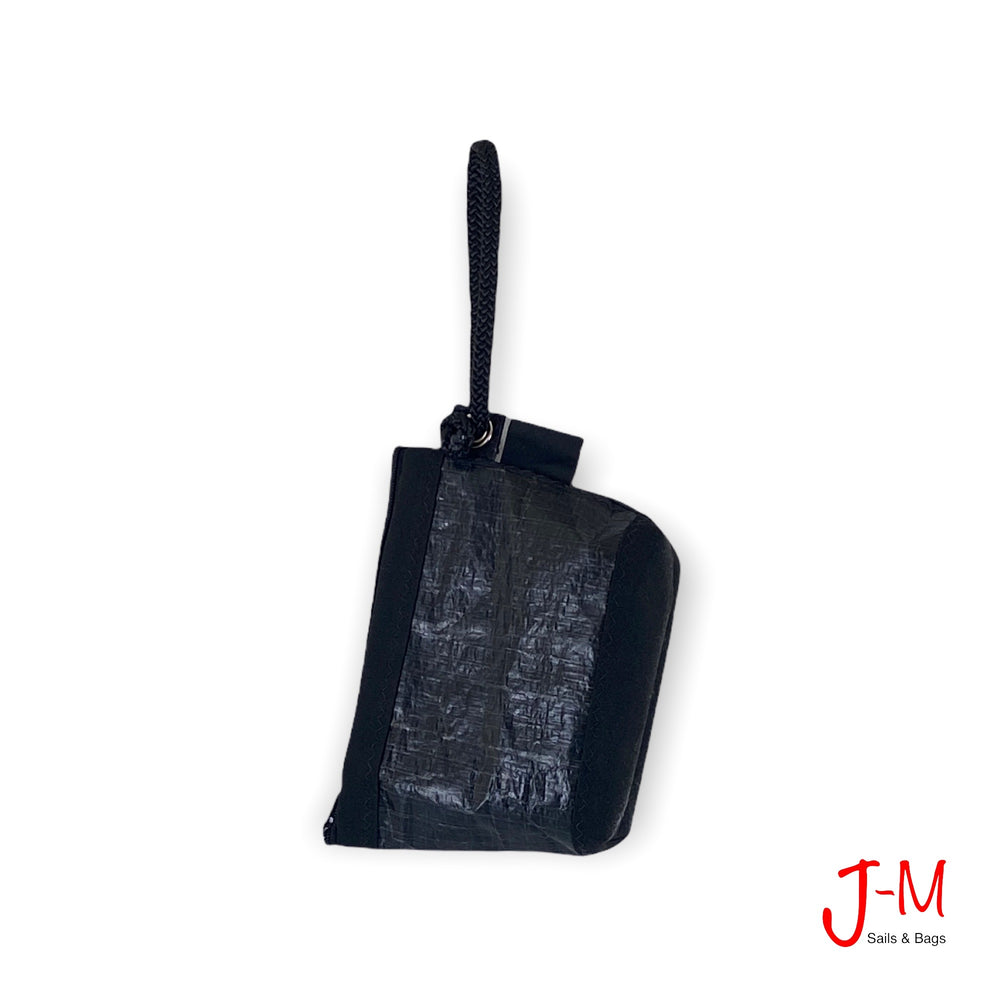 
            
                Load image into Gallery viewer, POUCH HOTEL, 3DI CARBON BLACK, BLACK, handcrafted by J-M Sails and Bags from reused sailcloth in Italy,back side
            
        